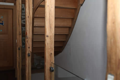 Referenzbild Treppengeländer aus Altholz und Glas von Thomas Meier Bachs